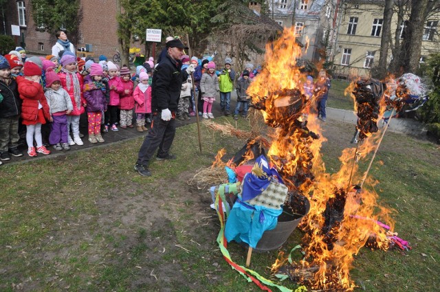 Szczecineckie przedszkola powitanie wiosny zmuszone były ostatnio organizować z dość umownym topieniem marzanny