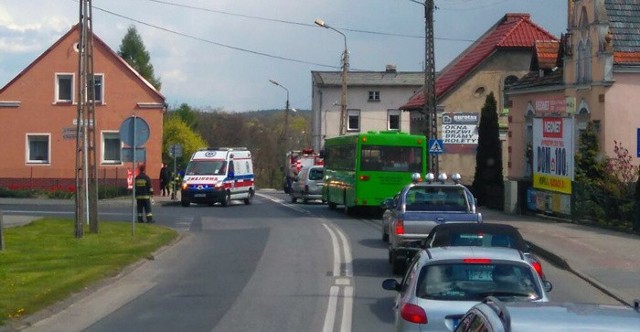 Autobus PKS uderzył w citroena w Krośnie Odrzańskim.