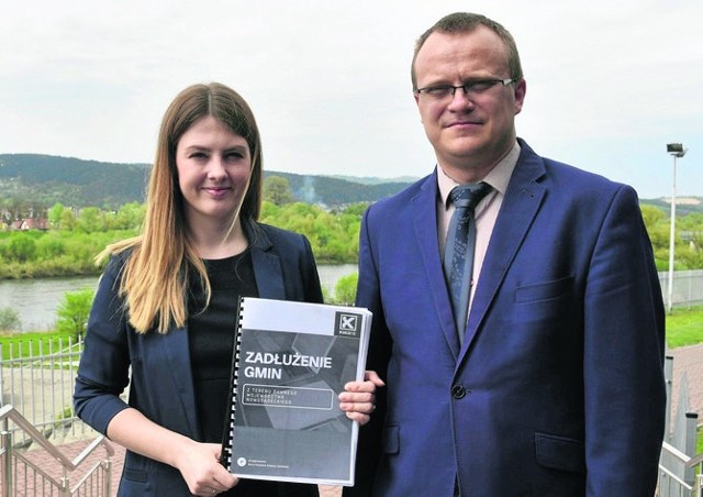 Posłanka Elżbieta Zielińska z Gorlic i prawnik Maciej Prostko opracowali raport o zadłużeniu gmin byłego województwa