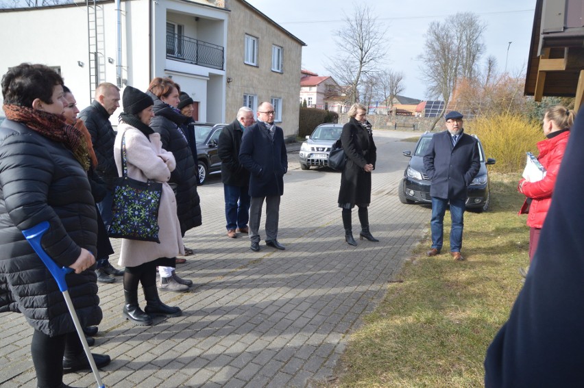 Radni z Parchowa w terenie sprawdzali gdzie ma stanąć zbiornik na wody opadowe z drogi wojewódzkiej. To pokłosie skargi na wójta