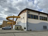 Kryta pływalnia w Sandomierzu czeka na remont. Do kiedy można korzystać z „Błękitnej Fali”. Zobacz zdjęcia i film