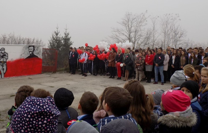 W piątek o 11.11 akcje "Rekord dla Niepodległej" w powiecie opatowskim - uczniowie śpiewali hymn! 