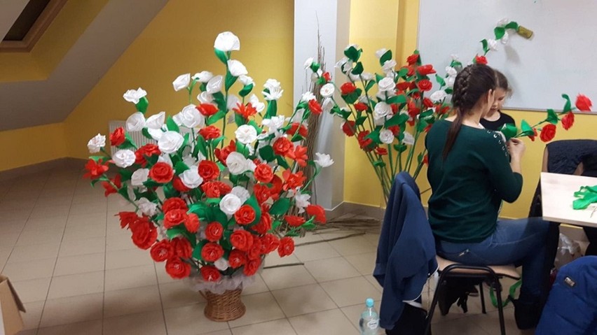 Sto kwiatów na stulecie Niepodległości w gminie Mirzec