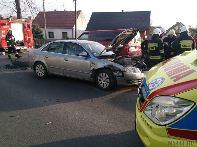 Na drodze wojewódzkiej 435 w Opolu (ulica Strzelecka, na wysokości numeru 44), zderzyły się trzy samochody - dwa osobowe - audi oraz renault, a także bus - volkswagen transporter.