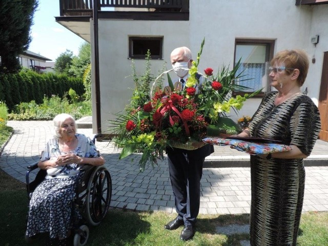 Z życzeniami do stulatki, pani Heleny Ziółkowskiej przyszli między innymi wójt gminy Stromiec Krzysztof Stykowski i Wiesława Ofiara, kierownik Urzędu Stanu Cywilnego.