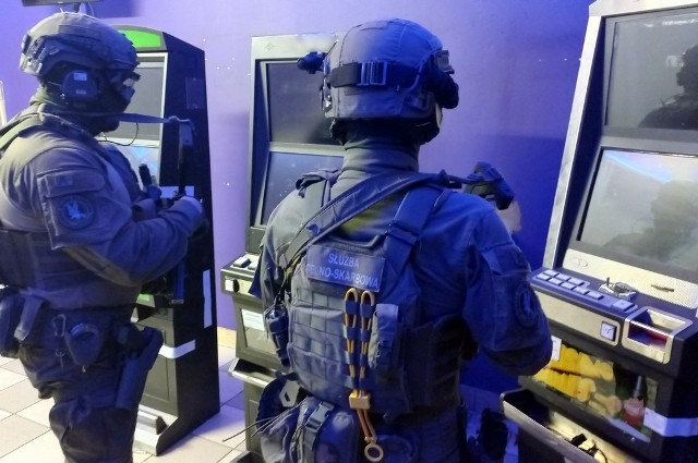 Funkcjonariusze KAS oraz łomżyńskiej policji zabezpieczyli 6 nielegalnych automatów w Łomży.