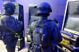 Funkcjonariusze KAS oraz policji zlikwidowali nielegalny salon gier w Łomży. Funkcjonariusze zabezpieczyli 6 automatów 