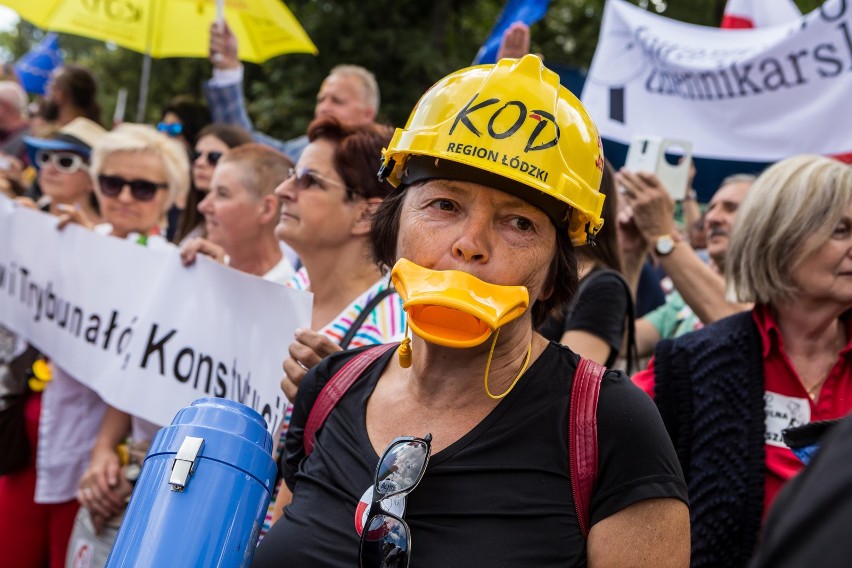 Protest przed Sejmem ws. zmian w sądownictwie [ZDJĘCIA] Demonstracja KOD i Obywateli RP w Warszawie