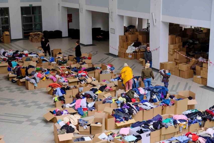 Marzec - zbiórka darów dla uchodźców w Centrum Targowym w...