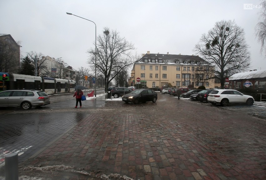 Wyjazd z rynku na Pogodnie w Szczecinie wciąż sprawia kłopoty. Radny proponuje rozwiązania. Co na to miasto?