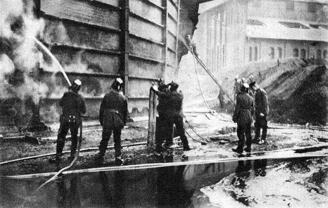 Strażacy podczas walki z żywiołem ognia na poznańskiej Grobli.