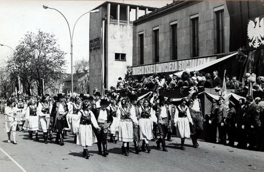 Nowy Sącz. Tak maszerowały przez miasto 1-Majowe pochody. Zobaczcie archiwalne zdjęcia [ZDJĘCIA]