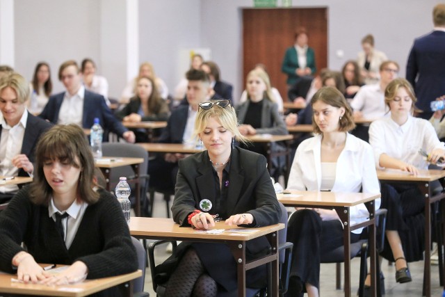 Maturzyści z XV Liceum Ogólnokształcącego im. prof. Wiktora Degi w Poznaniu tuż przed rozpoczęciem egzaminu maturalnego z języka angielskiego.Zobacz więcej zdjęć --->>>