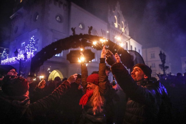 Tak bawiono się na rzeszowskim Rynku, witając 2022 rok. Z kolei 2024 rok powitany zostanie w rytmach latino. Start imprezy - o godzinie 21