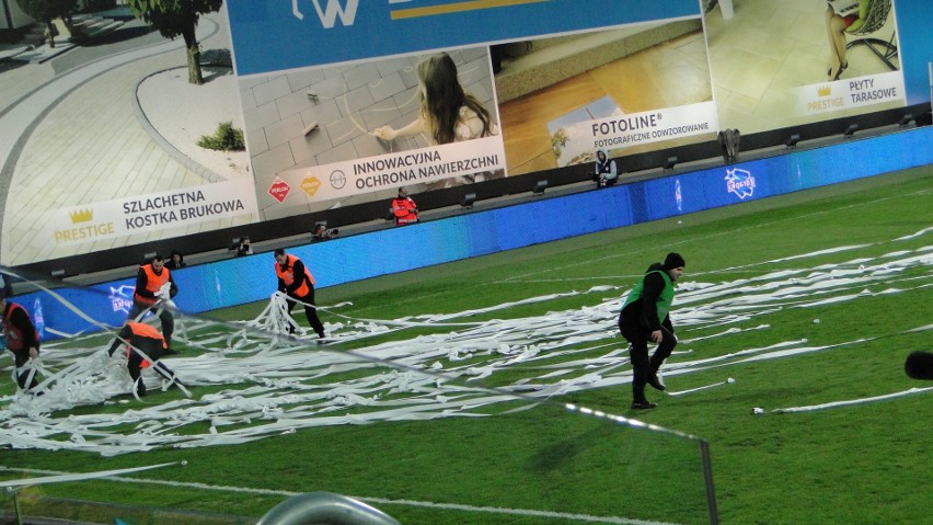 Serpentyny na murawie stadionu w Niecieczy podczas...