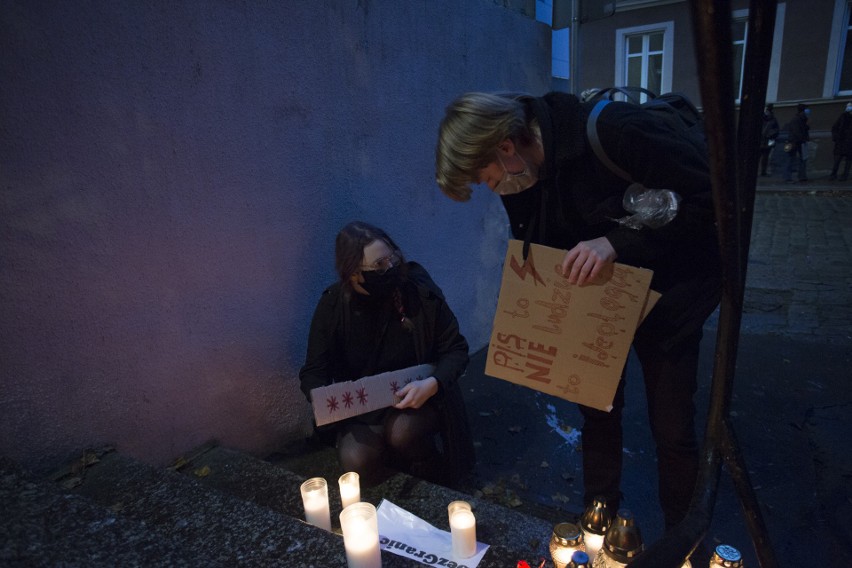 II Dzień protestów kobiet pod słupską siedzibą PiS