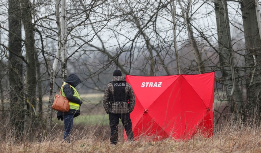 Policjanci wraz ze strażakami kontynuowali w poniedziałek...