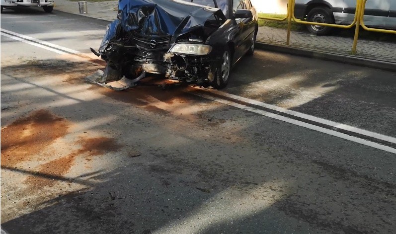 Opel ściął latarnię i uderzył w drzewo. Przód auta zmiażdżony [FILM]