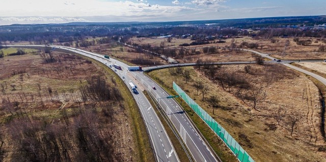 Obwodnica Zawiercia będzie się łączyła z obwodnicą Zawiercia. Pierwsze prace wykonawcy, to wycinka drzew na terenie, po którym pobiegnie droga.Zobacz kolejne zdjęcia. Przesuwaj zdjęcia w prawo - naciśnij strzałkę lub przycisk NASTĘPNE 