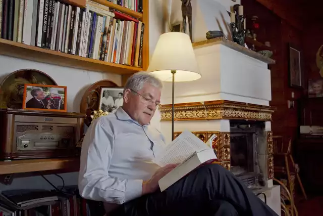 Stanisław Kracik najchętniej  odpoczywa w fotelu przy kominku - czyta wtedy książki i rozmyśla