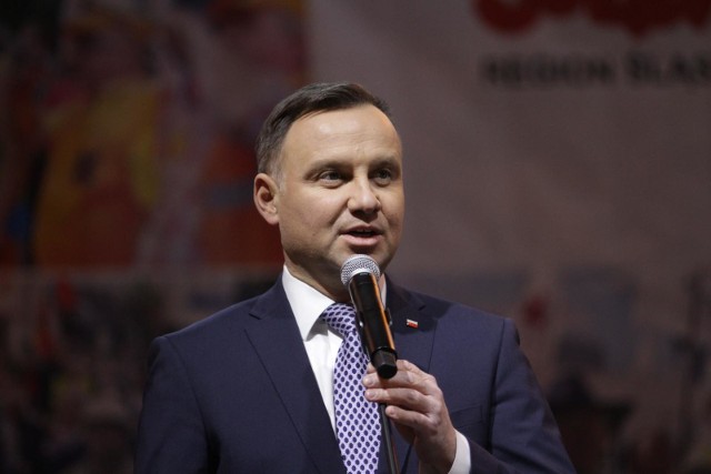 Prezydent Andrzej Duda został sfilmowany podczas beztroskich zakupów w markecie. Głowę państwa nagrał Ukrainiec mieszkający na co dzień w Polsce. Film został opublikowany niedawno, a już obejrzało go ponad półtora miliona osób!ZOBACZ FILM - KLIKNIJ NA DALEJ