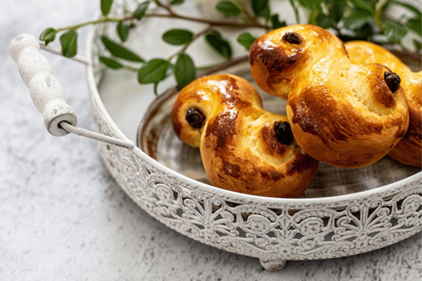 Lussekatter to bułeczki tradycyjnie serwowane w Szwecji...