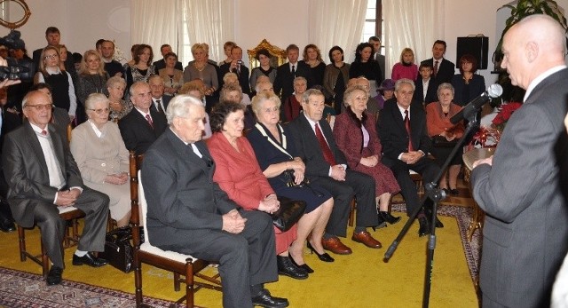 Złoci jubilaci podczas  uroczystości w ratuszu. Życzenia  złożył  im nowo wybrany burmistrz Sandomierza Marek Bronkowski.