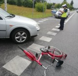 Wypadek w Nisku. 72-letnia rowerzystka potrącona przez samochód. Kobieta została przewieziona do szpitala