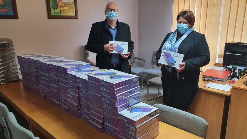 115 nowoczesnych tabletów trafi do rąk uczniów w gminie Pawłów. Podzielili proporcjonalnie