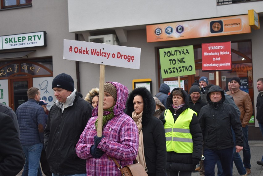 Mieszkańcy Osieka zakończyli protest. Zawarli porozumienie ze starostą olkuskim, który obiecał im remont drogi