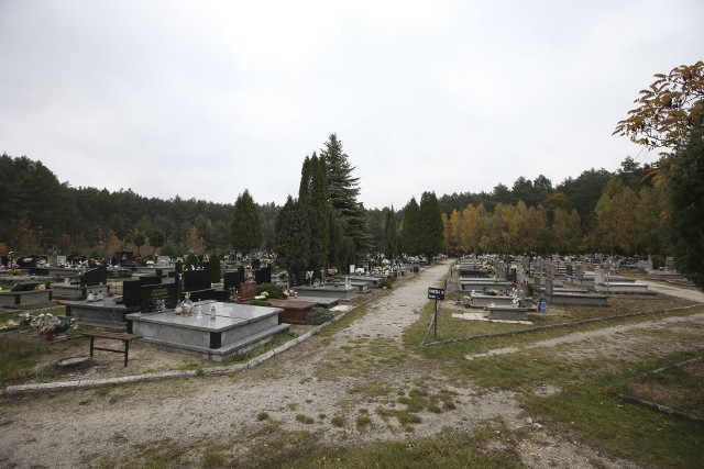 Takie weekendu poprzedzającego święto Wszystkich Świętych chyba jeszcze na cmentarzu we Włoszczowie nie było. Zwykle w poprzednich latach pełen był mieszkańców Włoszczowy, którzy sprzątali i upiększali groby swoich bliskich. W niedzielę, 25 października cmentarz był praktycznie pusty. To z pewnością jeden ze skutków pandemii koronawirusa i obostrzeń czerwonej strefy>>>Zobacz więcej na kolejnych slajdach