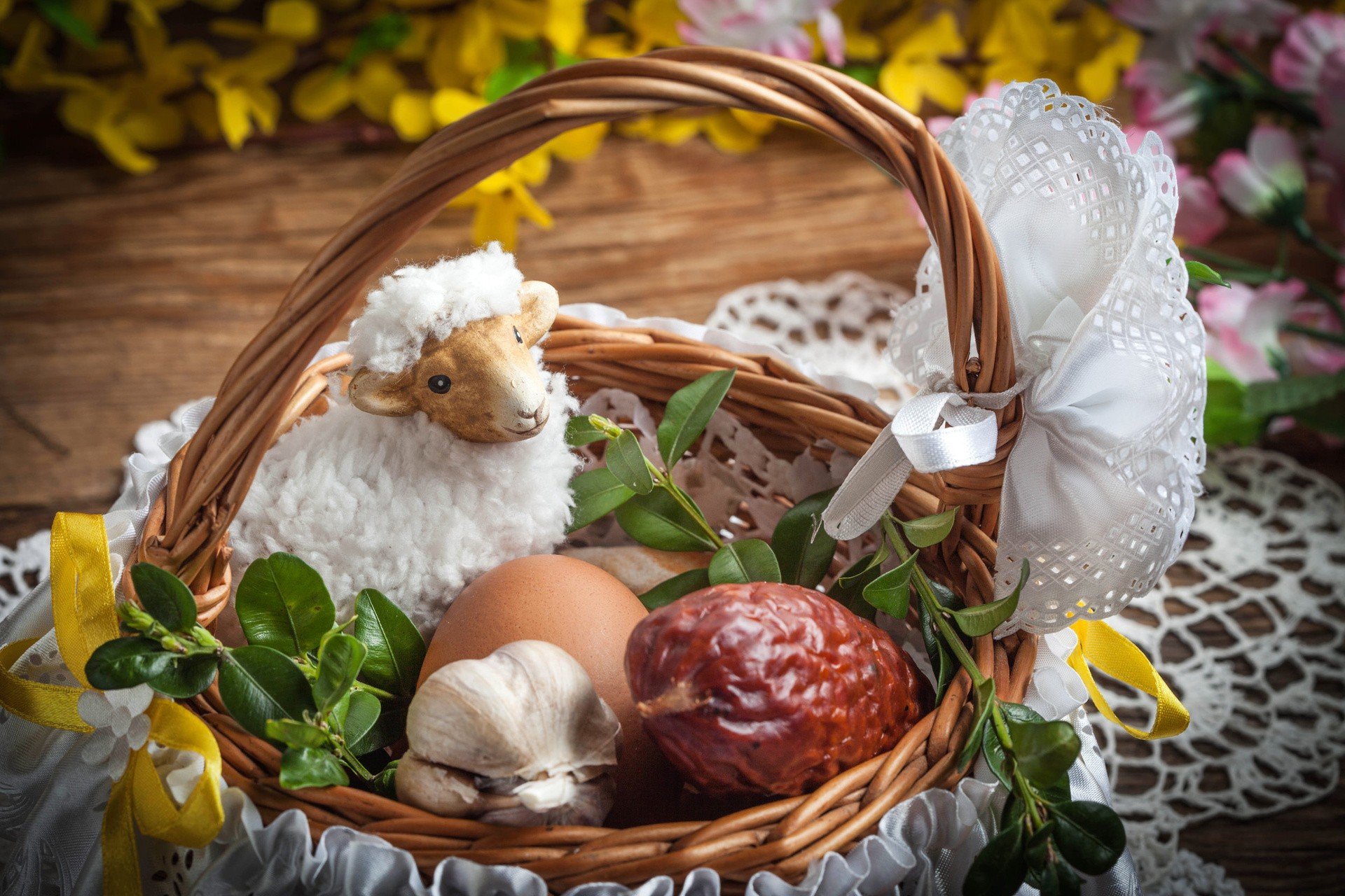 7 pokarmów do święconki wielkanocnej. Jaka jest symbolika baranka, chleba,  jajek, kiełbasy i soli, które święcimy w Wielką Sobotę? | RegioDom.pl
