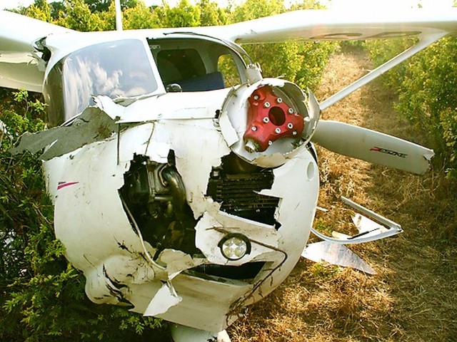 Pilot zahaczył skrzydłem o wrota hangaru.