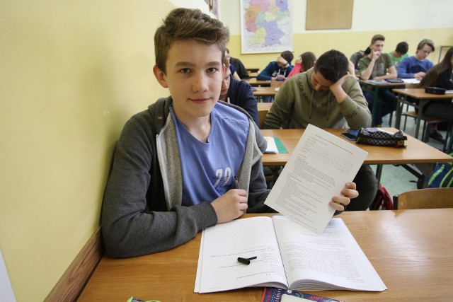 Kuba z klasy 3 „C” Gimnazjum numer 23 w Kielcach dzień przed egzaminem przeglądał jeszcze arkusze z lat ubiegłych.