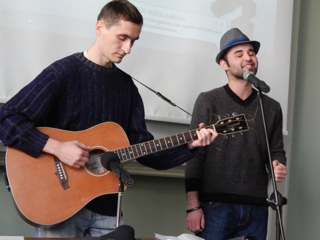 Kamil Mazurkiewicz i Okan Tansoy przygotowali mini koncert piosenki tureckiej dla studentów, którzy przyszli na "Dzień Turecki&#8221;.