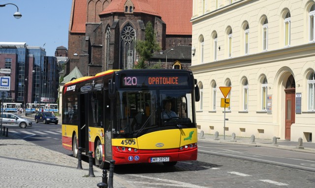 Autobus linii 120 jeżdżący w stronę Trestna i Blizanowic