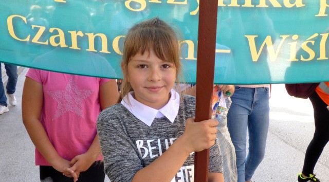 Najmłodsza w historii - zaledwie 10-letnia Paula Zbojak niosła krzyż na czele pielgrzymki z Czarnocina do Wiślicy.