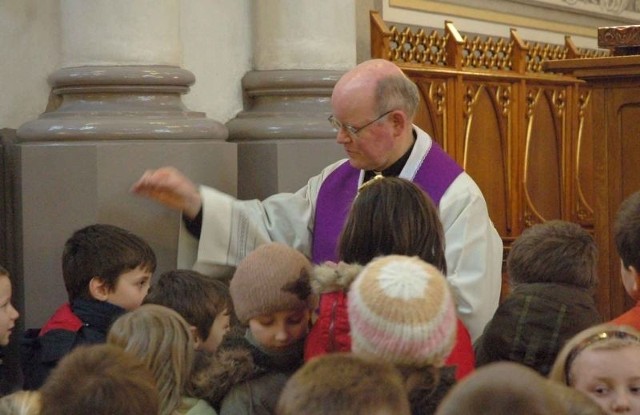 Głowy dzieci, które przyszły w Środę do katedry kapłan posypał popiołem na znak pokuty.