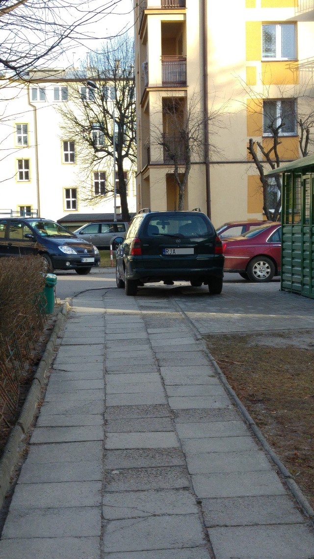 Kierowca opla pomylił chodnik z parkingiem.