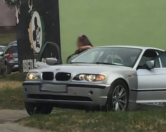 Dwaj mężczyźni wysiedli ze srebrnego bmw i podbiegli do...