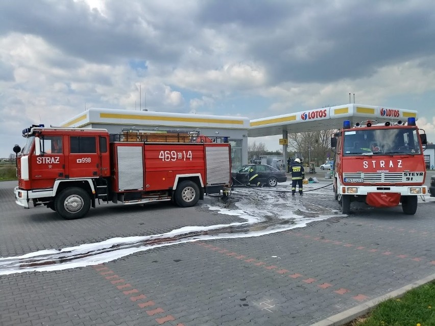 Pożar samochodu na stacji paliw w Pakosławicach. Kierowca...