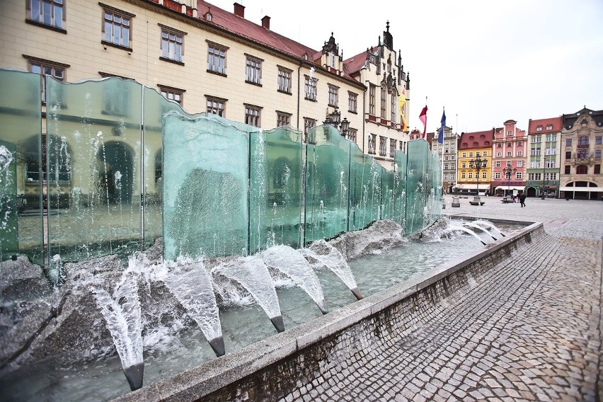 Uruchamianie wrocławskich fontann.