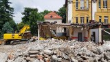 Bielsko-Biała. Wyburzono przybudówkę przy Beskidzkim Centrum Onkologii. Nie pasowała do historycznej zabudowy