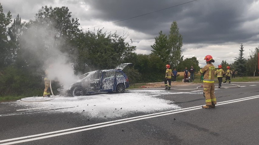 Strażacy ugasili pożar auta osobowego w gminie Stolno