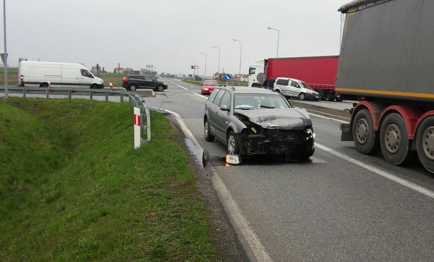 45-letni kierowca volkswagena caddy, zjeżdżając z autostrady...