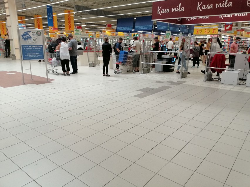 Przeciwnicy maseczek protestowali w Auchan w Krasnem. Nie zostali obsłużeni, kasjerzy odchodzili od kas, ochrona wypraszała ze sklepu
