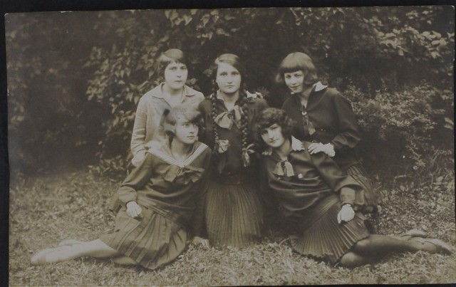 Tajemnicze zdjęcia kobiet odnalezione w starej kamienicy w Częstochowie. Archiwum Państwowe prosi o pomoc w ustaleniu ich tożsamości