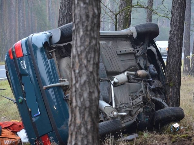 Skoda wypadła z drogi i dachowała. 20-letniej kobiecie, która kierowała autem, nic się nie stało.