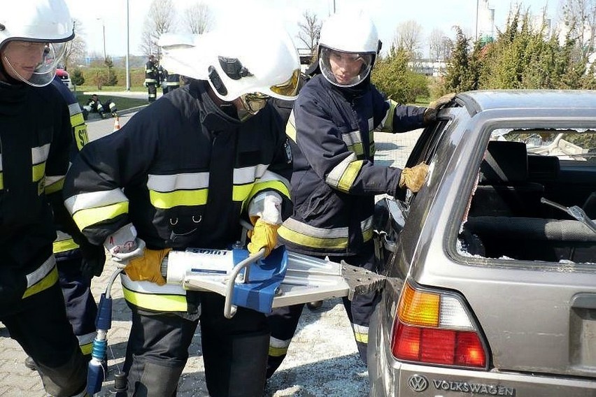 Podczas akcji ratowniczych strażacy używają specjalnych...