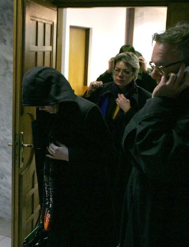 Opuszczając salę rozpraw oskarżona Jolanta Z.-K. kapturem płaszcza zasłaniała twarz przed obiektywami aparatów fotoreporterów.